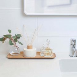Countertop tray Curveline wilgenhout badkamer impressie geurstokjes