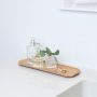 Countertop tray Curveline wilgenhout badkamer impressie vaasje en sieraden