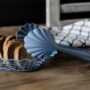 Broodmandjes en broodtang pastel blauw impressie 2